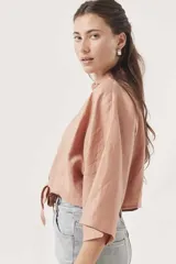 Camisa color lila de lino, con cuello clásico, mangas 3/4 amplias y cierre frontal con botones.