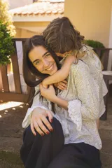 Camisa estampada de lino con botones de nácar y puntilla de algodón en los puños.