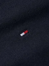 Buzo azul marino con capucha y cordón ajustable. Logo de Tommy Hilfiger bordado en el pecho. Puños y bajo de punto canalé.