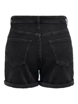 Shorts de denim color negro lavado, con cierre de botón y cremallera, y detalles de dobladillo plegado.