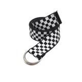 Cinturón de tela con diseño a cuadros blancos y negros, hebilla metálica plateada de doble argolla.