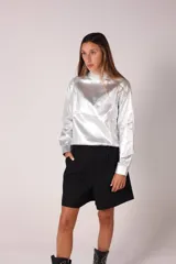 Buzo plateado elastizado de cuello alto y manga larga.