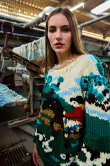 Sweater tejido a mano con lana en Uruguay, de calce holgado con cuello a la base y puños.