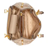 Cartera Guess modelo Cosette mediana, color beige, con herrajes en color bronce antiguo y emblema triangular de esmalte en relieve.