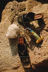 Sandalias negras con costuras blancas en forma de ondas y detalles geométricos.