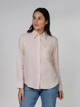 Camisa de manga larga color rosa pálido, confeccionada en tejido de doble gasa de mezcla de algodón y viscosa. Tiene cuello con botones, cierre frontal con botones, puños abotonados, bolsillo frontal con logo de Calvin Klein y corte regular.