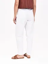 Pantalón jean de tiro alto color gris oscuro, corte recto y tobillos ajustados.