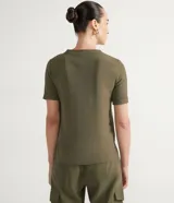 Blusa color verde militar de poliéster con escote en V y mangas cortas.