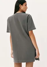 Vestido corto marrón con cuello redondo y mangas cortas.