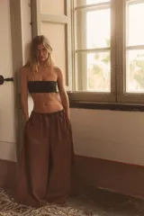 Pantalón culotte amarillo de tiro medio con cintura elástica y bolsillos laterales ocultos en la costura.