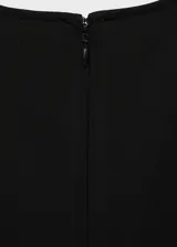 Vestido midi negro sin mangas, de corte evasé y cuello redondo. Presenta cierre de cremallera en la parte posterior.