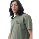 Remera verde de manga corta con cuello redondo y logo de Quiksilver estampado en el pecho.