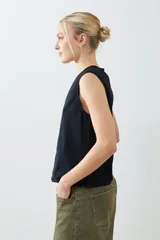 Musculosa negra con escote en V y bordado floral en el frente. Sin mangas y corte recto.