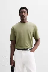 Camiseta verde militar de corte recto, cuello redondo y manga corta.