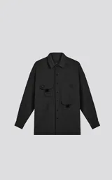 Camisa negra de manga larga, estilo técnico, con múltiples bolsillos delanteros, un bolsillo en la parte inferior de la espalda, botones en la cartera y las mangas, y calce oversize.