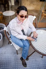 Chaqueta corta tipo Chanel de tweed color rosa, con botones fantasía y cuello redondo.