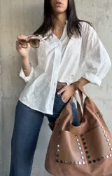 Camisa blanca de manga 3/4 con bordado floral.