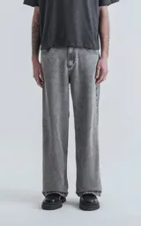 Pantalón gris de denim 100% algodón con lavado clásico color negro y calce wide leg.