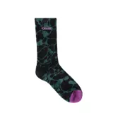 Medias de caña alta con diseño estampado abstracto en negro y verde oscuro, con la palabra "FORMER" bordada en color violeta en la caña y puntera y talón en color violeta.