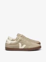 Championes Veja Panenka Suede color beige, confeccionados en cuero vacuno con logo lateral en color crema y suela de goma marrón.