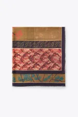 Pañuelo rectangular de modal con estampado floral en tonos ocre, rosa y verde. Tiene terminaciones deshilachadas.