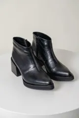 Botas cortas de cuero vacuno negro con textura tipo cocodrilo, cierre lateral y taco cuadrado.