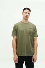 Remera verde militar de manga corta con estampado en el pecho.