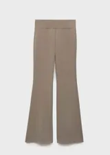 Pantalón largo acampanado color marrón topo, de tejido de punto con cintura elástica y tiro medio.