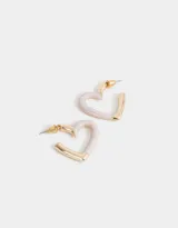Aros argolla dorados con forma de corazón y esmaltado con textura.