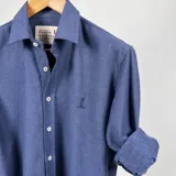 Camisa de manga larga azul de algodón con efecto piel de durazno y logo bordado a tono.