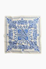 Pañuelo cuadrado de tela suave color crema con estampado de mandalas y cachemir en tonos de azul.