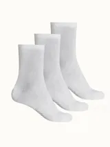 Kit de tres pares de medias blancas de algodón de caño medio.