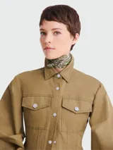 Pañuelo de seda verde con estampado geométrico en blanco y verde claro.