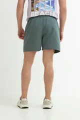 Short de baño de secado rápido color verde grisáceo, con cintura elástica y cordón ajustable.