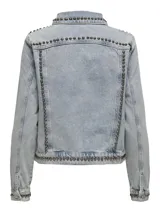 Chaqueta de jean celeste con tachas plateadas en cuello, bolsillos, solapas, puños y ruedo.