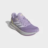 Championes de running Adidas modelo Runfalcon 5, color lila con las icónicas tres tiras en blanco y detalles amarillos. Poseen parte superior de malla transpirable, forro textil y mediasuela Cloudfoam para una amortiguación suave.