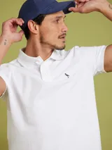 Polo de color rosa claro, de corte estándar con cuello y botones.