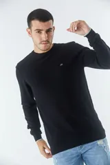 Sweater negro de algodón con cuello redondo y logo bordado en el pecho.