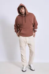 Buzo marrón con capucha y bolsillo tipo canguro.