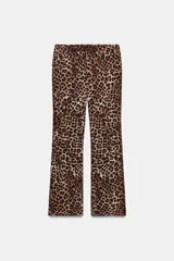 Pantalón largo de tiro alto con estampado animal print de leopardo en tonos marrones. Tiene bolsillos laterales y cierre frontal con cremallera, botón interior y gancho metálico.