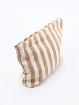 Necesser de tela a rayas verticales color beige y blanco.