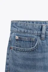 Pantalón de jean celeste de tiro alto, corte recto y cinco bolsillos.