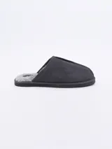 Pantuflas cerradas de hombre color gris con interior de piel sintética.