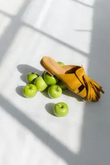 Zuecos negros con diseño de tiras entretejidas y suela plana color madera.