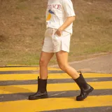 Bota de cuero negra con caña alta, forro de cuero, plantilla de cuero con espuma confort y suela de 3 cm.