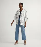 Blusa verde de viscosa con escote en V y mangas cortas.