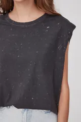 Remera sin mangas color gris oscuro con cuello redondo y corte holgado.
