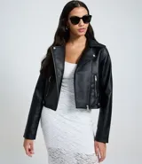 Campera biker marrón de cuero sintético con cuello con solapa, cierre frontal asimétrico con cremallera, bolsillos con cremallera y tiras con botones en los laterales.