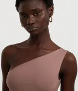 Body básico color durazno, con escote asimétrico y un solo hombro. Confeccionado en microfibra de poliamida y elastano.