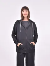 Hoodie negro con cierre frontal y cordones blancos.